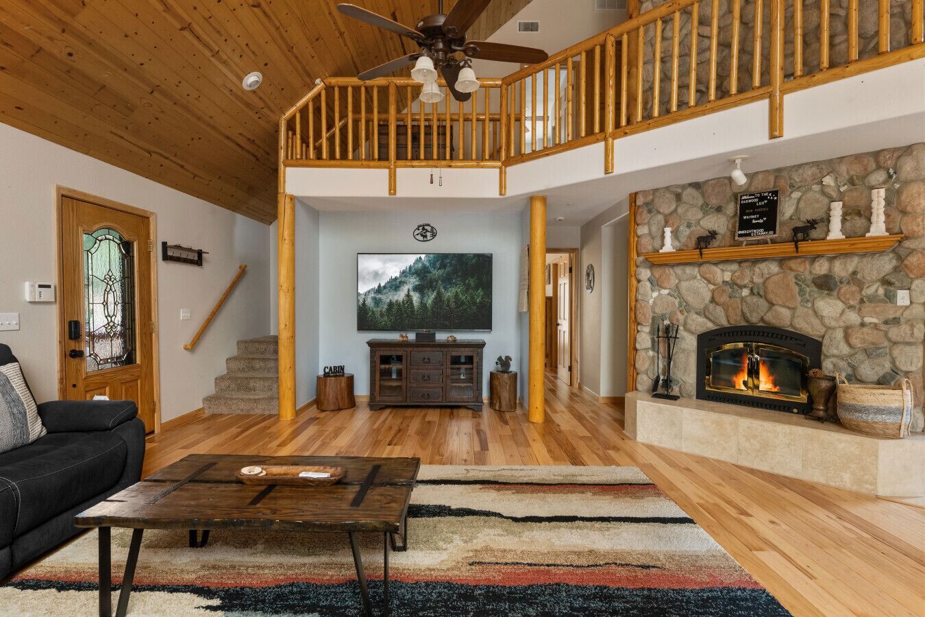 Televisión, chimenea, futbolito y tenis de mesa 