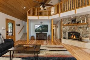 Televisión, chimenea, futbolito y tenis de mesa 