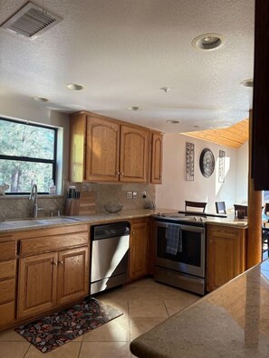 冷蔵庫、電子レンジ、オーブン、コンロ