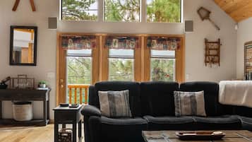 Een televisie, een open haard, tafelvoetbal en een tafeltennistafel