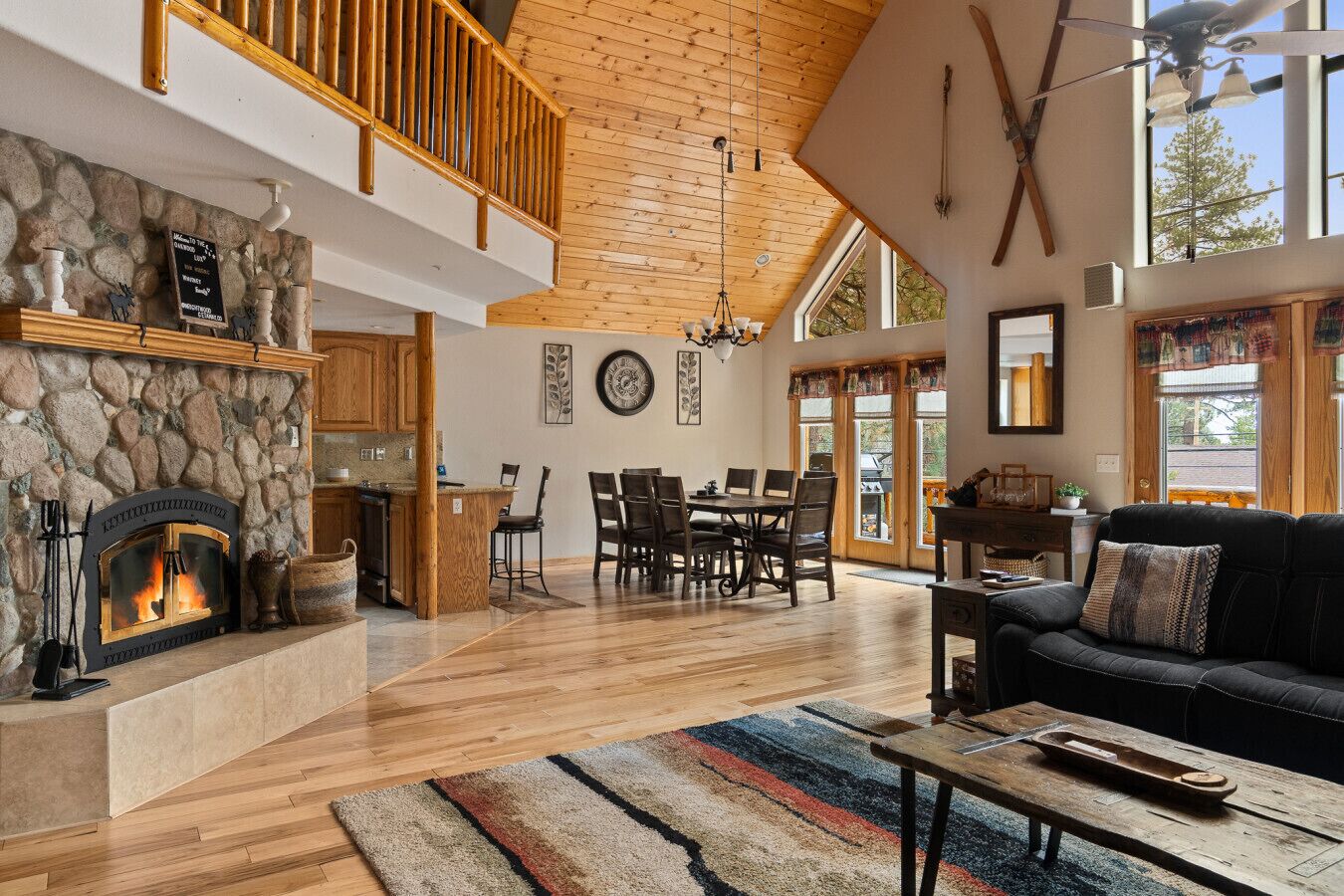 Télévision, cheminée, baby-foot, table de tennis de table