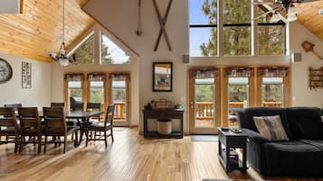 Een televisie, een open haard, tafelvoetbal en een tafeltennistafel