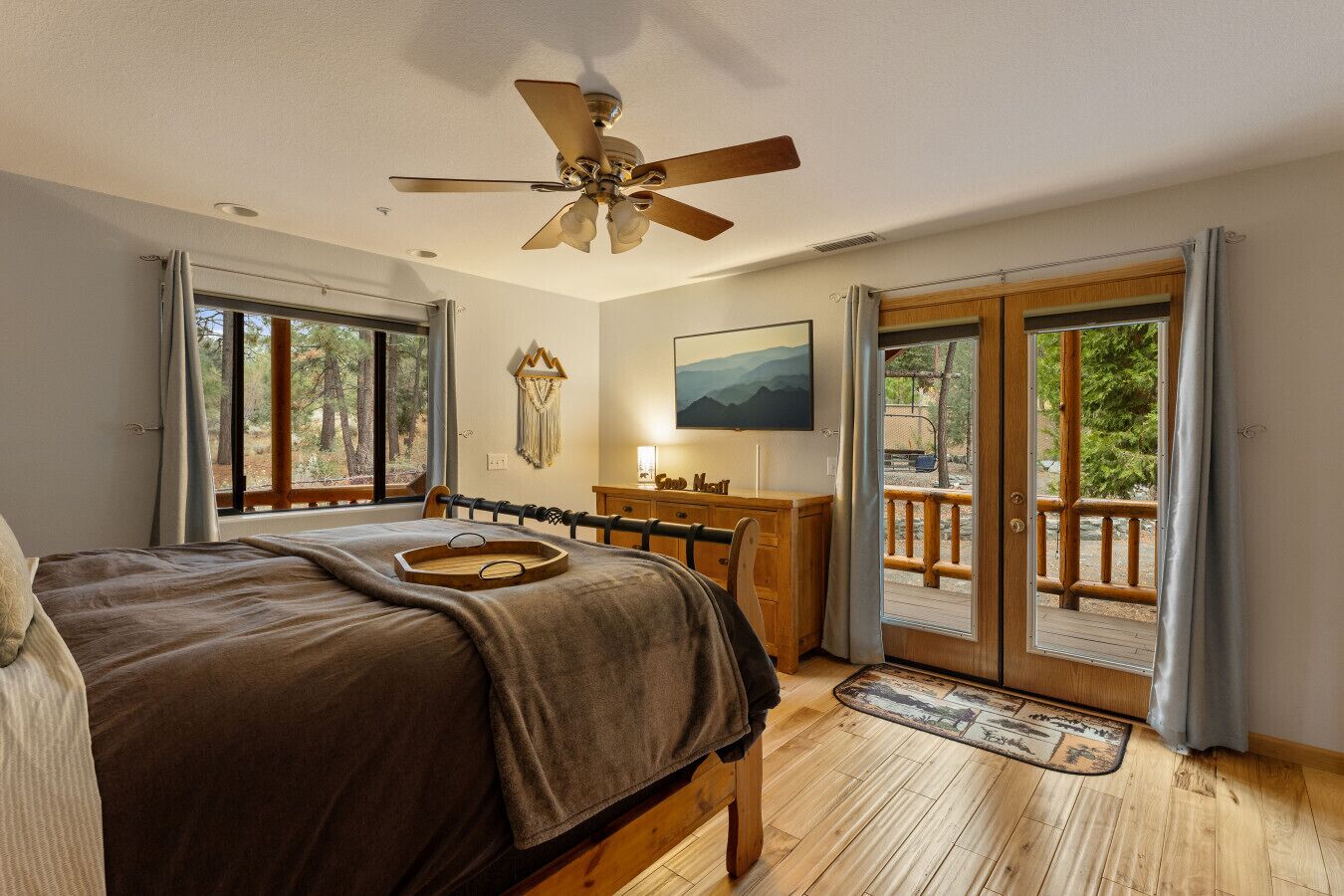 4 slaapkamers, een bureau, een strijkplank/strijkijzer, reisbedje