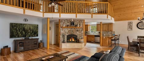 Fernseher, Kamin, Tischfußball, Tischtennisplatte