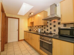 Cookware/dishes/utensils - Dovecote Cottage (Gloucester)