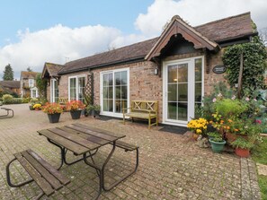 Outdoor dining - Orchard Cottage (Gloucester)
