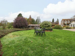Outdoor dining - Orchard Cottage (Gloucester)