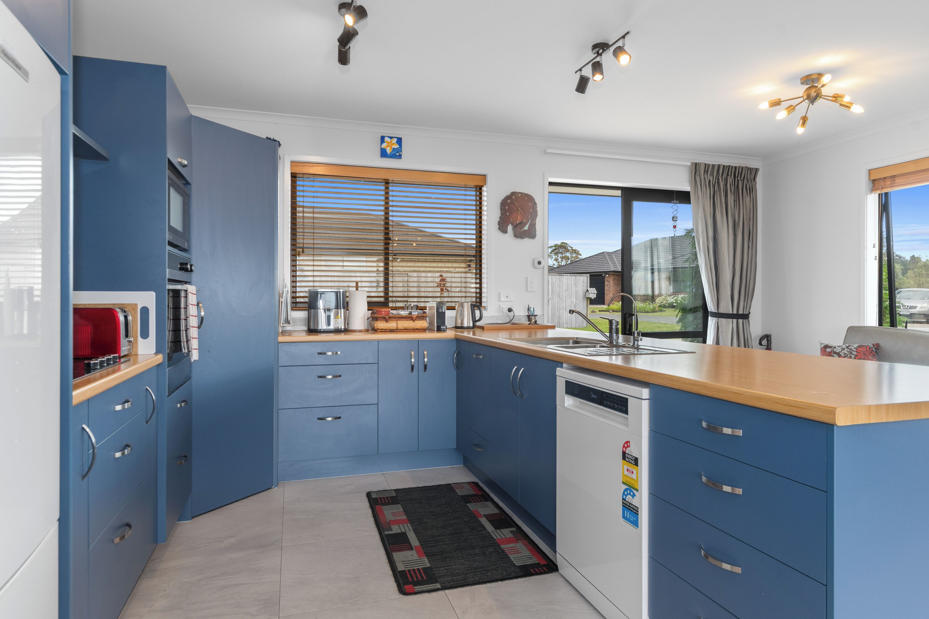 ثلاجة، ميكروويف، غسالة أطباق، محمصة خبز