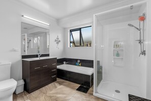 Shower, hair dryer - Home Away From Home - Ruakaka Escape (Ruakaka)