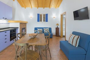 TV, fireplace - Casa Da Ti Mónica – Pet-Friendly Retreat for Families and Pets (São Luís)