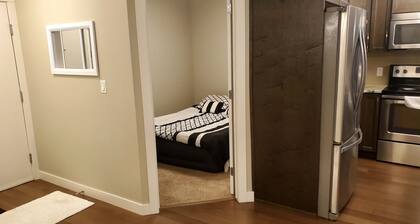 Excellent Location 2Bed Condo. Walk to Major All Amenitie. Sleeps Upto 6.