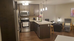 Refrigerador, microondas, horno y parrilla de estufa 