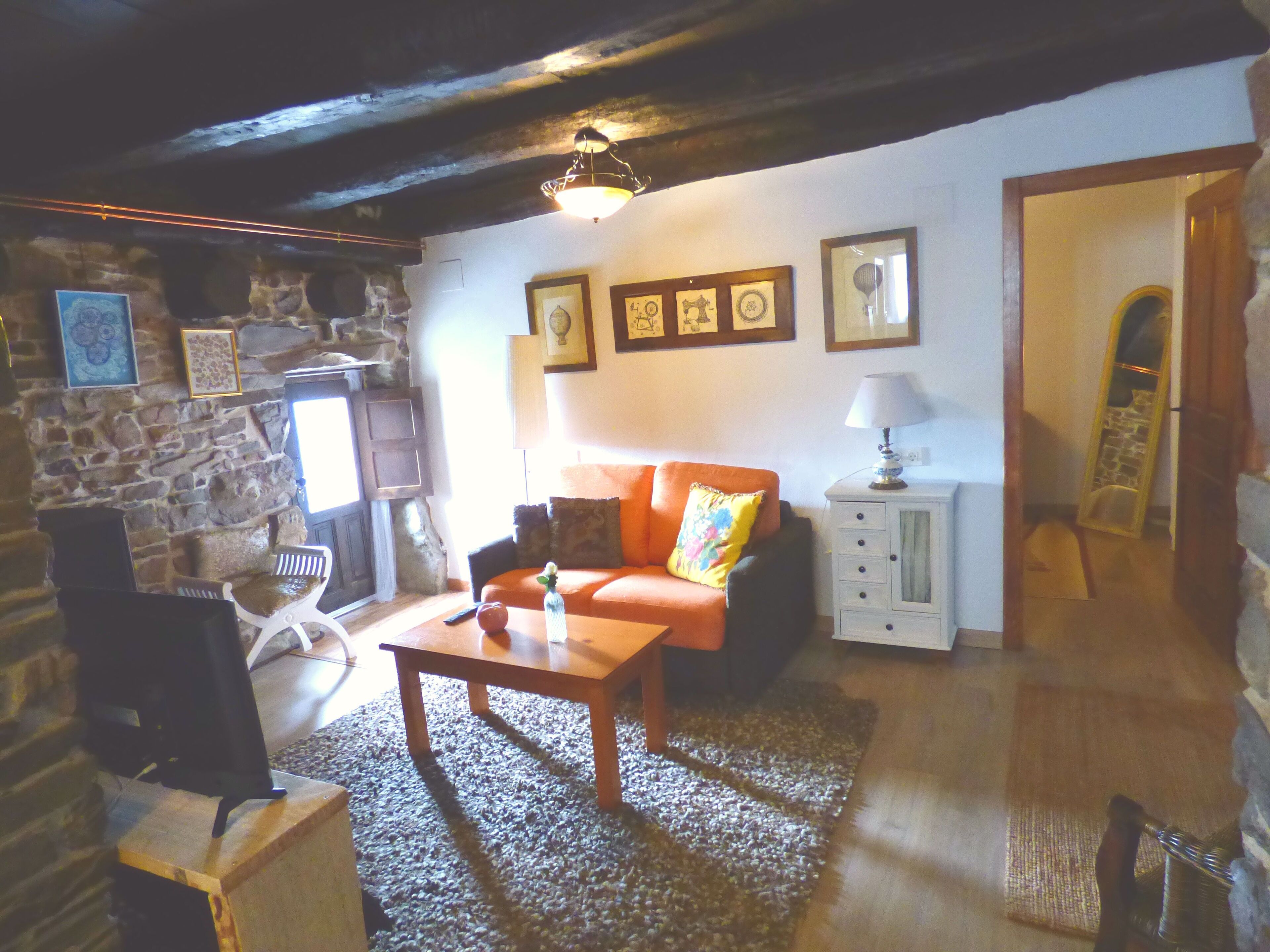 Smart-TV, Kamin, Bücher