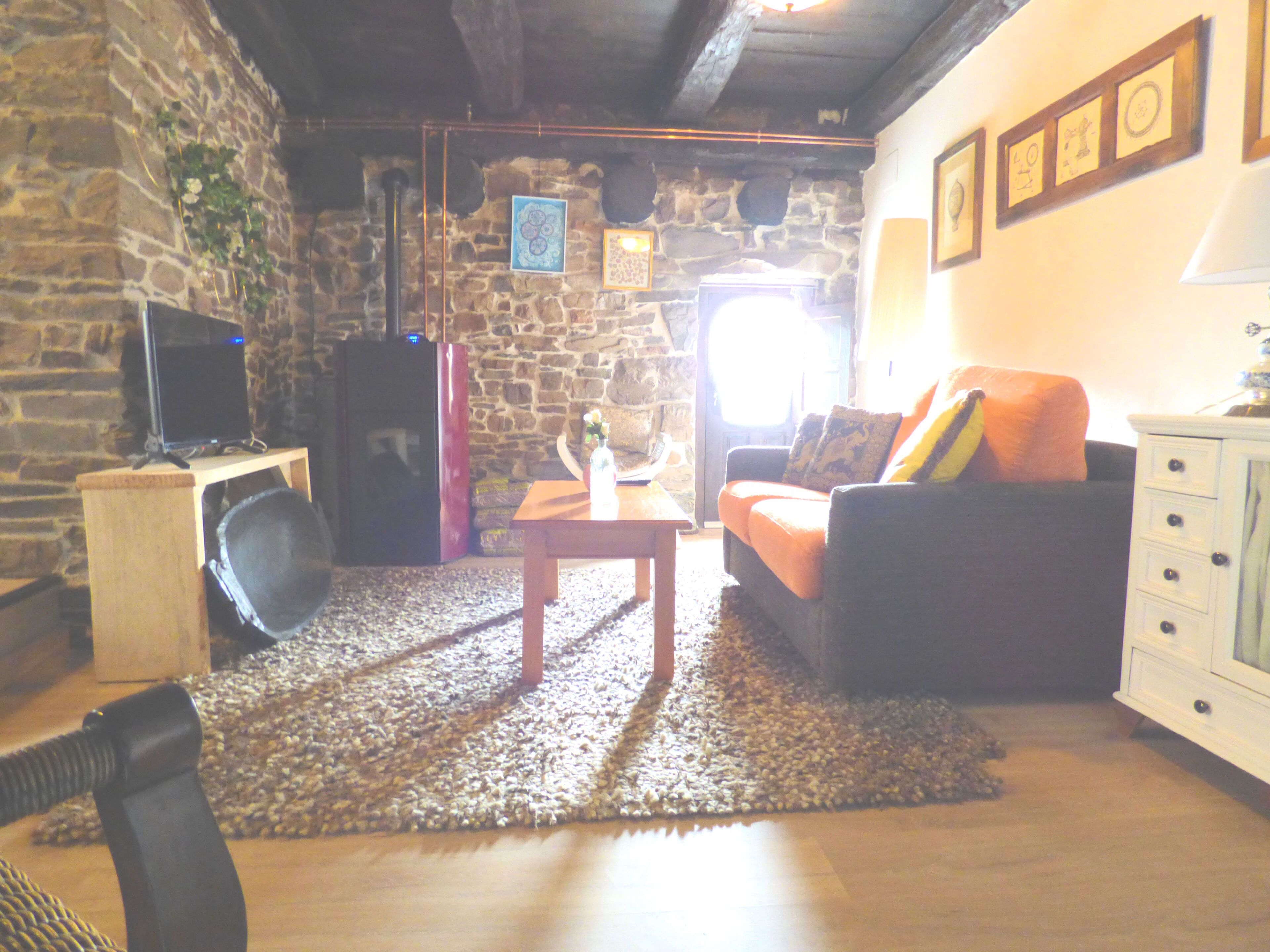 Smart-TV, Kamin, Bücher