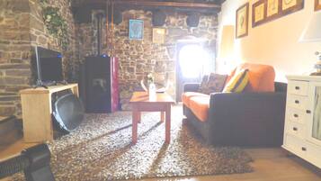 Smart-tv, een open haard en boeken