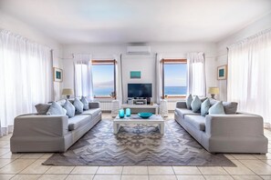 TV, DVD player, ping pong, stereo - Villa Saracena - Seven Bedroom Villa, Sleeps 14 (Costa Saracena - Castelluccio)