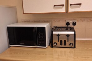 Microwave - Charming Cambridge Apartment With a View (Cambridge)