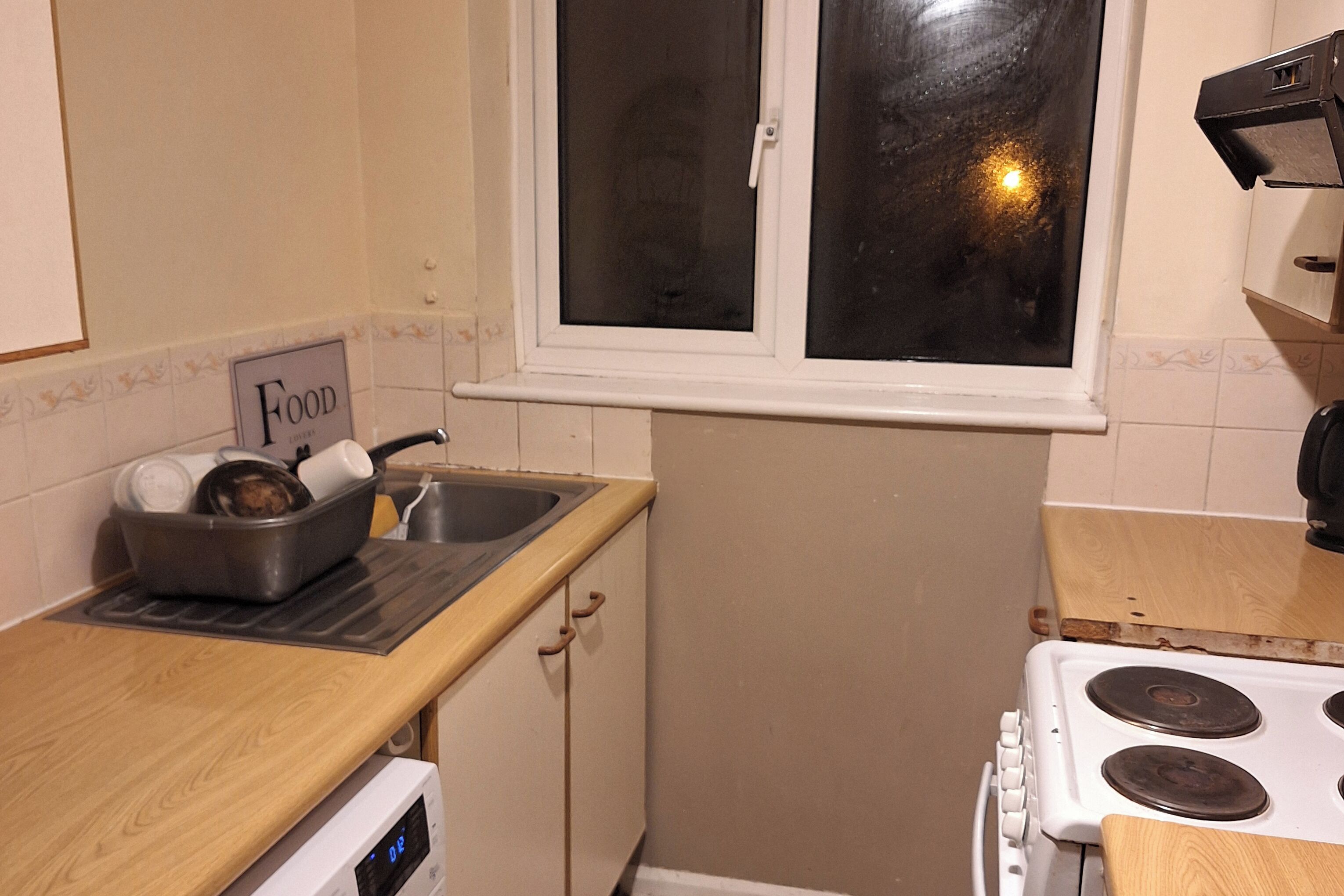 Réfrigérateur, four à micro-ondes, un four, surface de cuisson