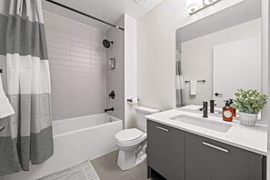 Hair dryer, towels, soap, shampoo - Chic and Comfortable 2-Bedroom Suite Perfect for Relaxing Toronto Getaways (Toronto)
