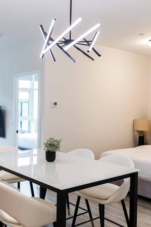 Dining - Chic and Comfortable 2-Bedroom Suite Perfect for Relaxing Toronto Getaways (Toronto)