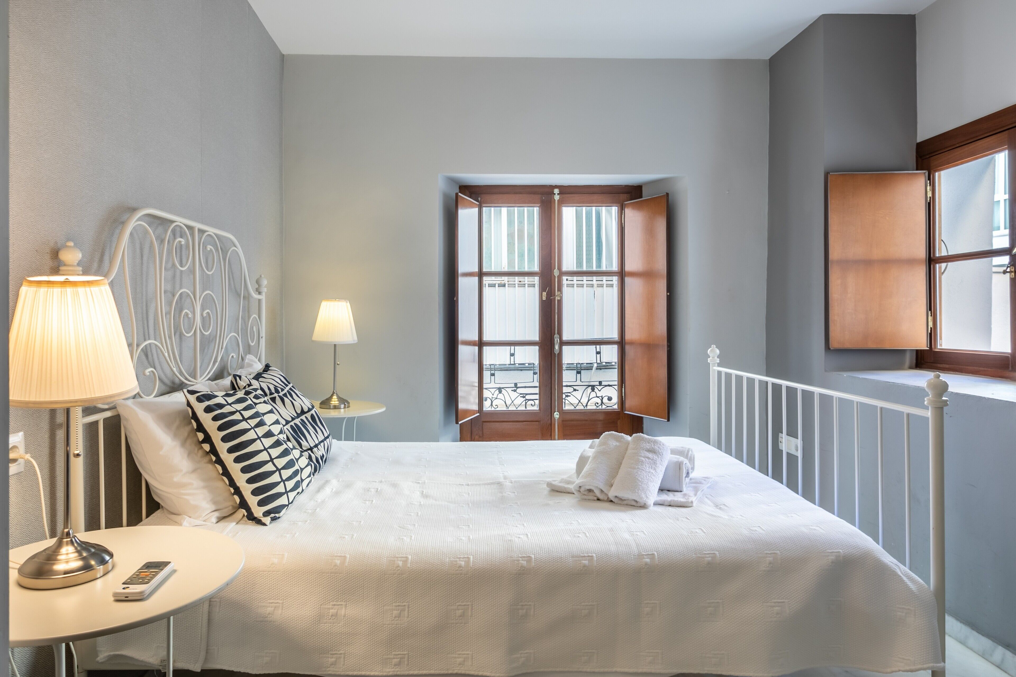 Tabla de planchar con plancha, wifi y ropa de cama 