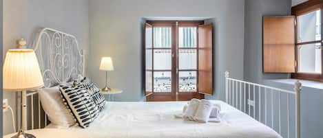 Iron/ironing board, WiFi, bed sheets