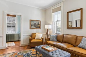 Una televisión, una chimenea, libros