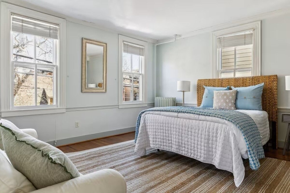 Historic Downtown Luxury • USNA • Waterfront Annapolis Vrbo