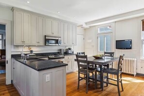 Jääkaappi, mikroaaltouuni, uuni, liesi