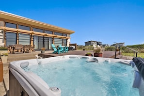 Outdoor spa tub - Oceanfront Escape in Westport, WA (Westport)