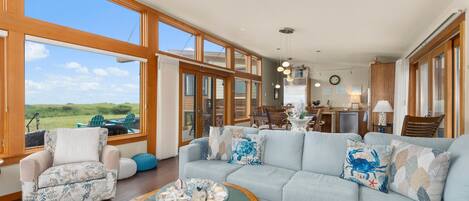 Televisión, chimenea, libros y oficina