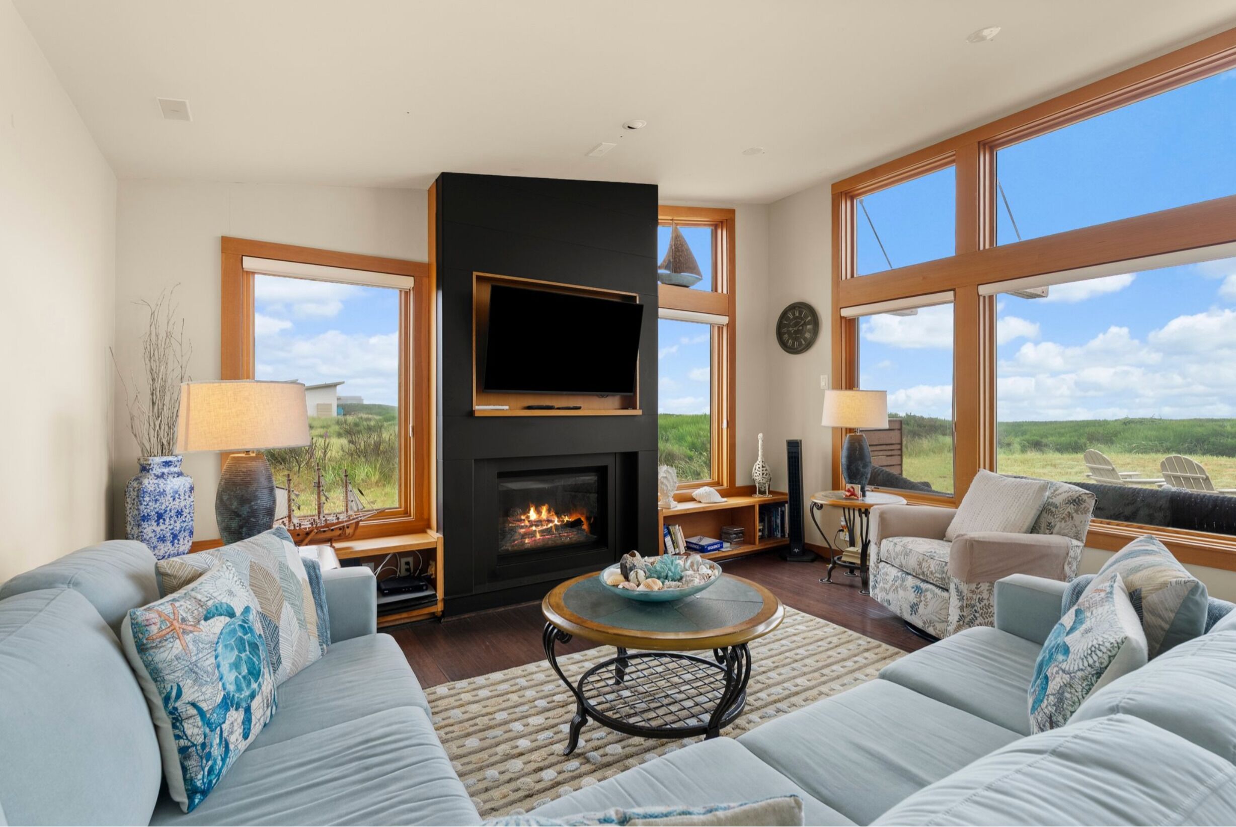 Télévision, cheminée, livres, espaces bureaux