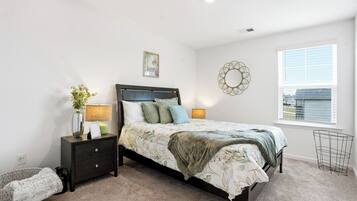 4 bedrooms, iron/ironing board, WiFi, bed sheets