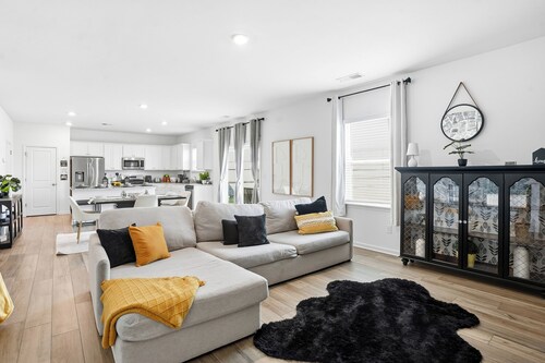 Spacious 4-Bedroom Home Near Atlanta Motor Speedway & Tanger Outlets