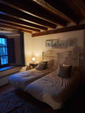 4 habitaciones, tabla de planchar con plancha y acceso a internet