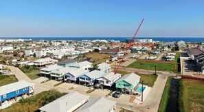 Uma área residencial à beira-mar, com casas, piscina e marina.