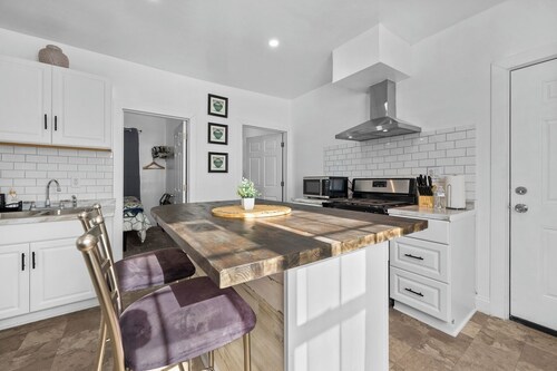 New Downtown Lux 3BR Free Parking, AC & Wi-fi