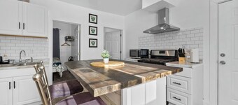 New Downtown Lux 3BR Free Parking, AC & Wi-fi