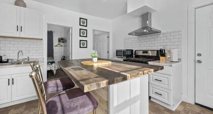 New Downtown Lux 3BR Free Parking, AC & Wi-fi