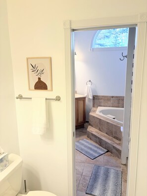 Boblebad, hårføner, håndklær og toalettpapir