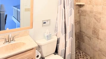 Een bubbelbad, een haardroger, handdoeken, toiletpapier