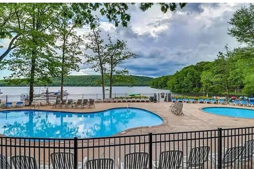 Lake & Ski Escape: Cozy, Modern Townhome Near Big Boulder, Jack Frost & Lake Fun