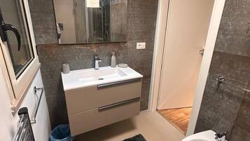 Dusche, Haartrockner, Bidet, Handtücher