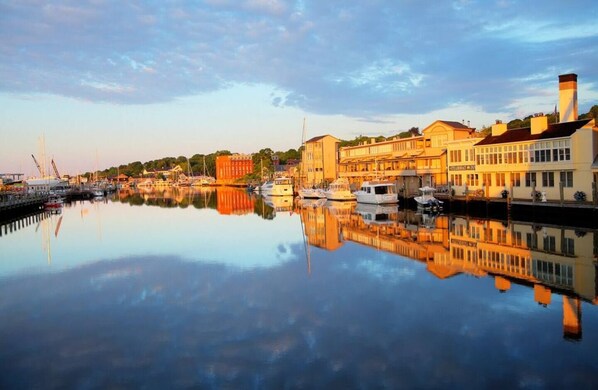 Marina - HEWITT PLACE, a beautiful 3-bedroom house with AC in charming MYSTIC! (Stonington)