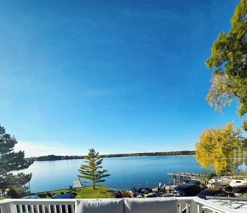 Serene Lakefront House on Fox Lake waterfront private firepit ,BBQ, outdoor deck