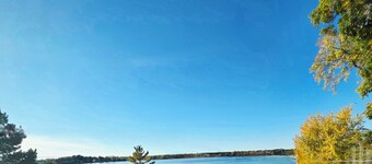 Serene Lakefront House on Fox Lake waterfront private firepit ,BBQ, outdoor deck