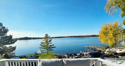 Serene Lakefront House on Fox Lake waterfront private firepit ,BBQ, outdoor deck
