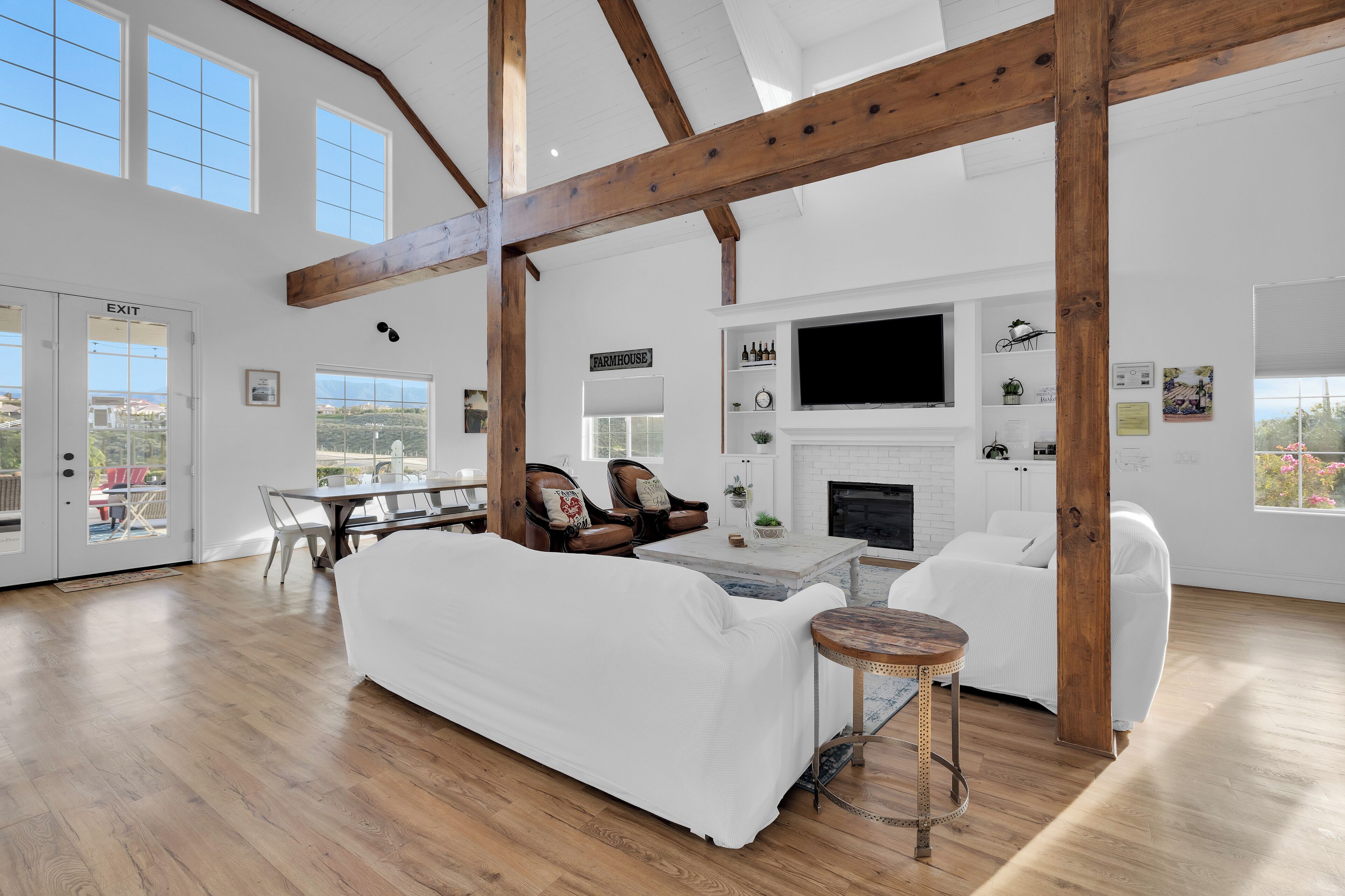 TV connectée, cheminée, jeux vidéo, baby-foot