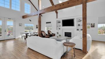 TV connectée, cheminée, jeux vidéo, baby-foot