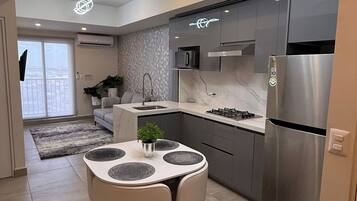 Een koelkast, een microgolfoven, een kookplaat